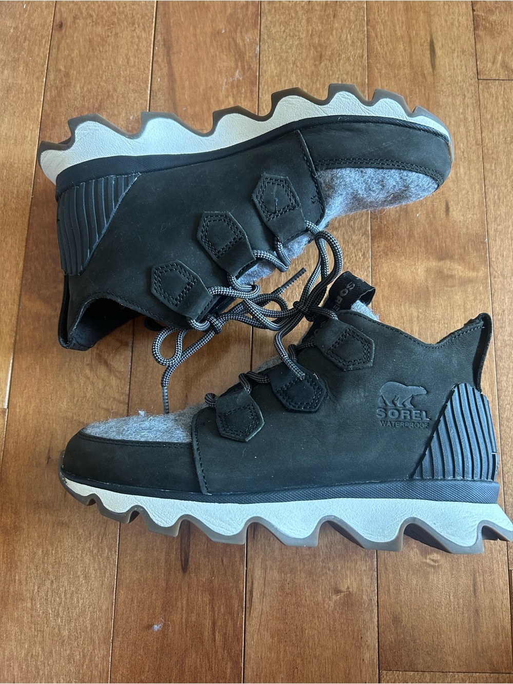 Sorel Kinetic Caribou Boots Chunky Scalloped Sole Outdoor Winter Gorpcore